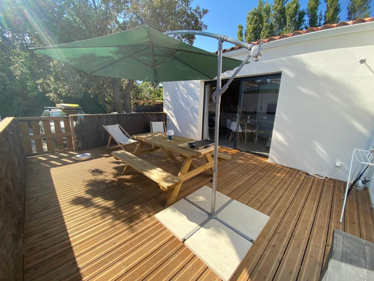 Grande terrasse privée en bois, de plain-pied