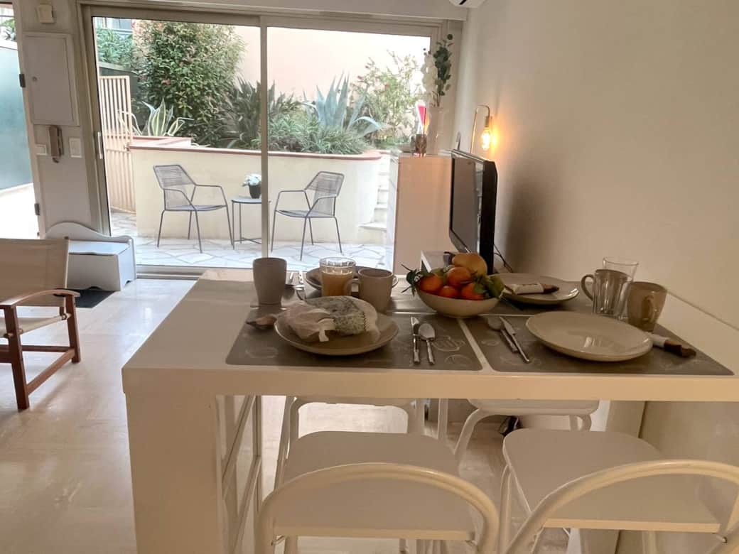Table bar pour le repas vue terrasse