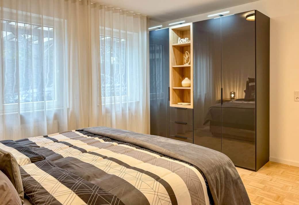 Falttürenschrank mit Beleuchtung (Tresor in linker Schranktür), Elektrische Rollläden 