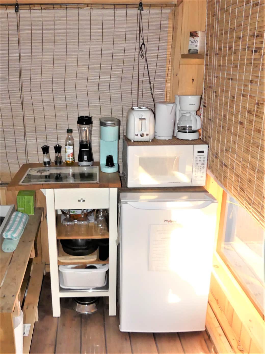 21-Équipement de cuisine (Vaisselle de base pour 3 personnes SANS FRAIS SI NETTOYÉE avant depart)