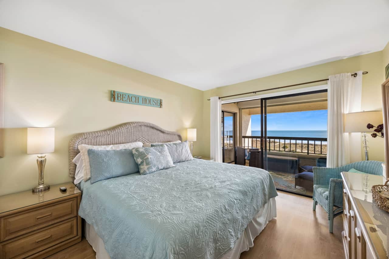 C121 Surf & Racquet - Primary Bedroom 1