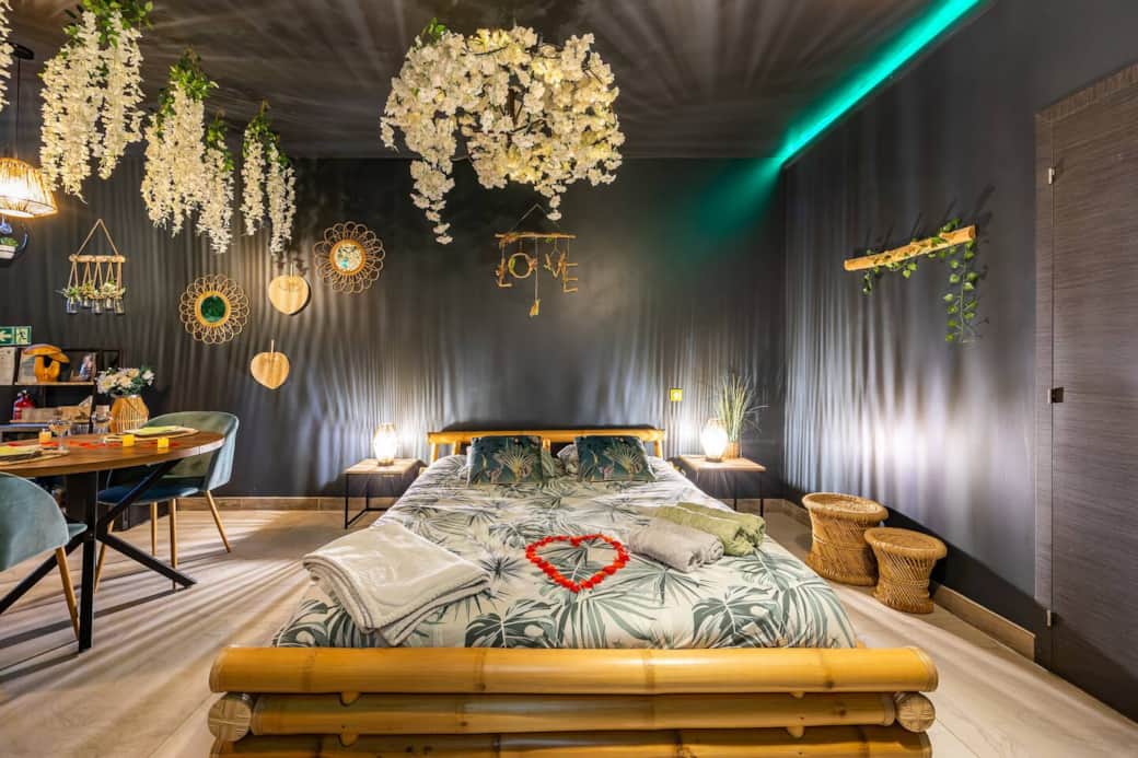 décoration pétales de roses rouge en option à partir de 15€