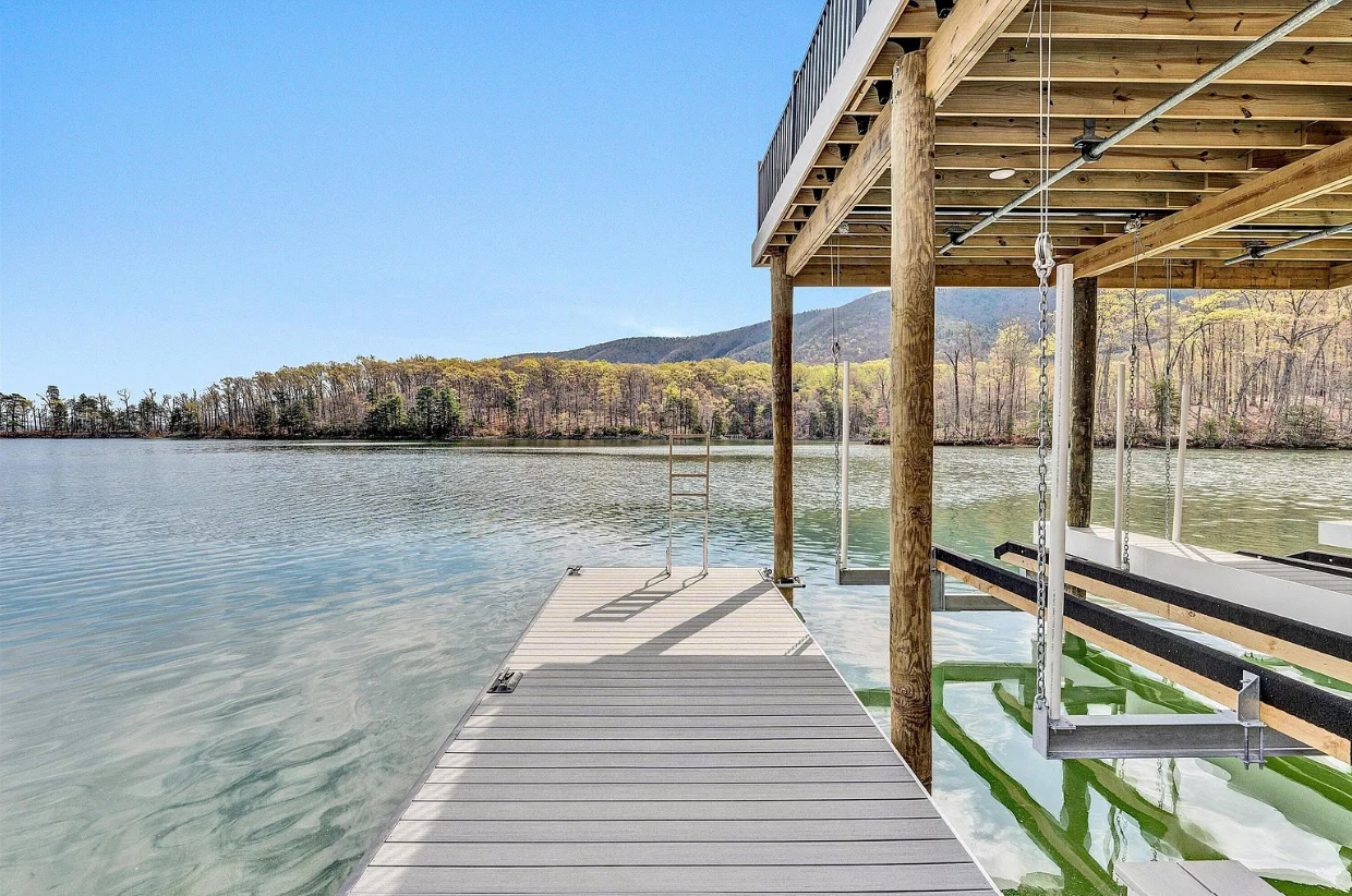 DOCK (MODEL SHOWN DIFFERENT LOCATION)