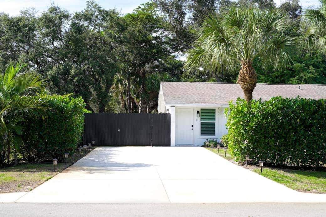 Spacious private driveway with parking for up to 4 cars and a private entrance. Spacious private driveway with parking for up to 4 cars and a private entrance.