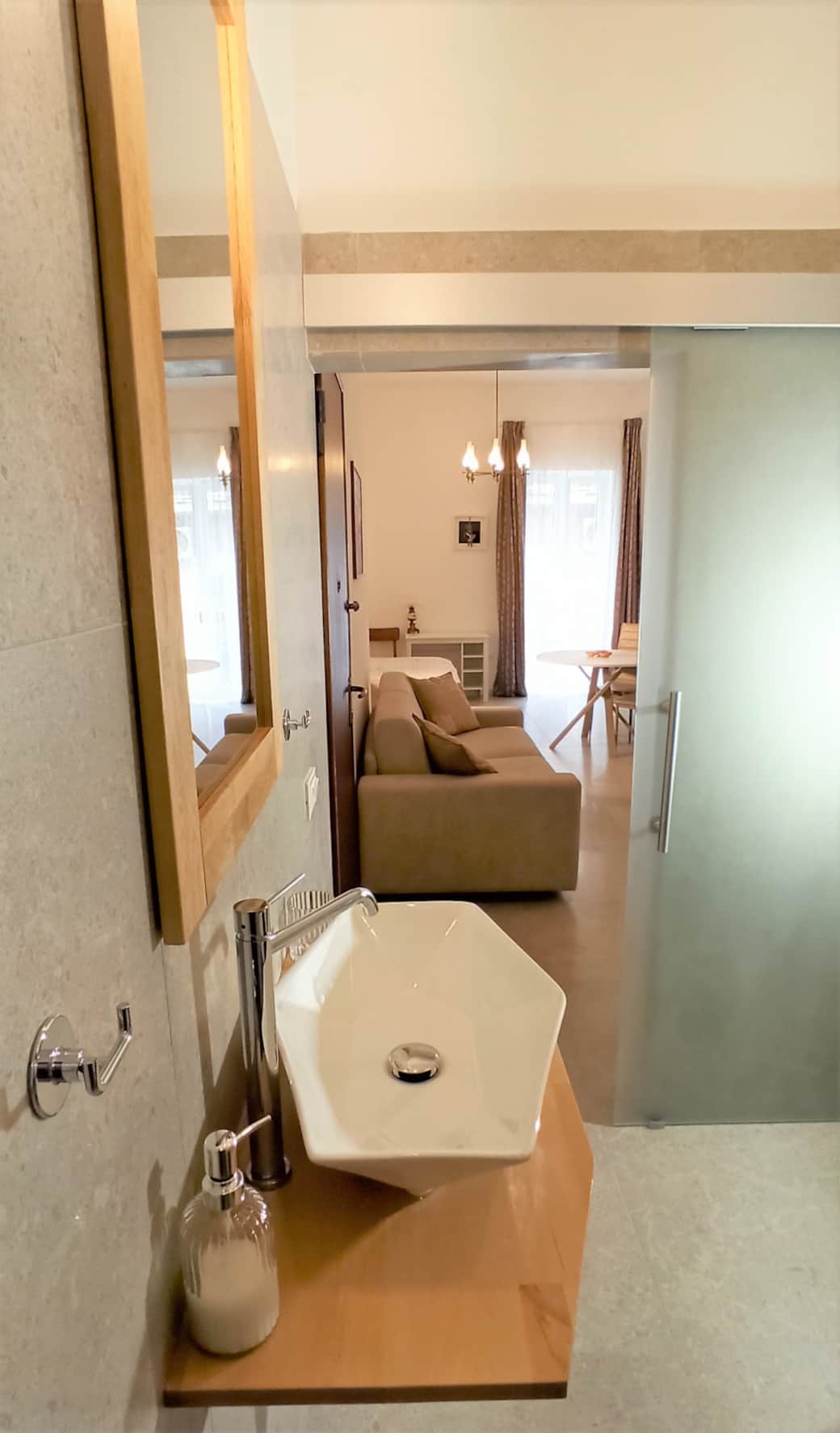 Duża podwójna łazienka z przebieralnią.