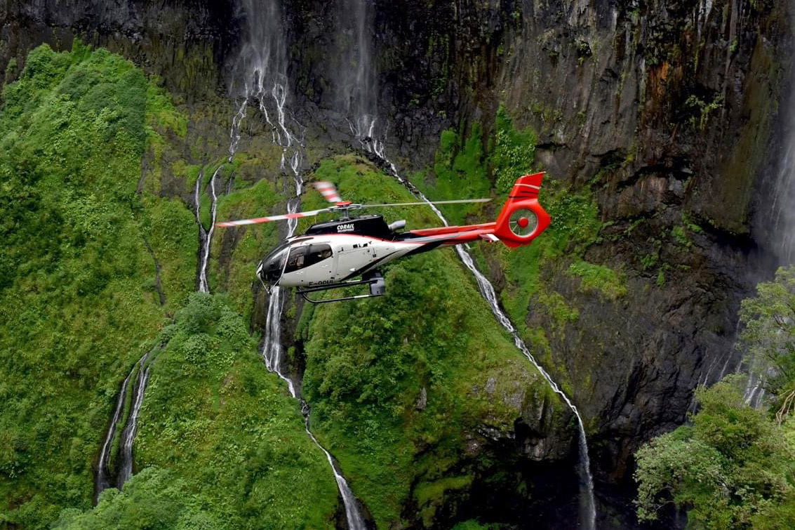 helico survole le trou de fer