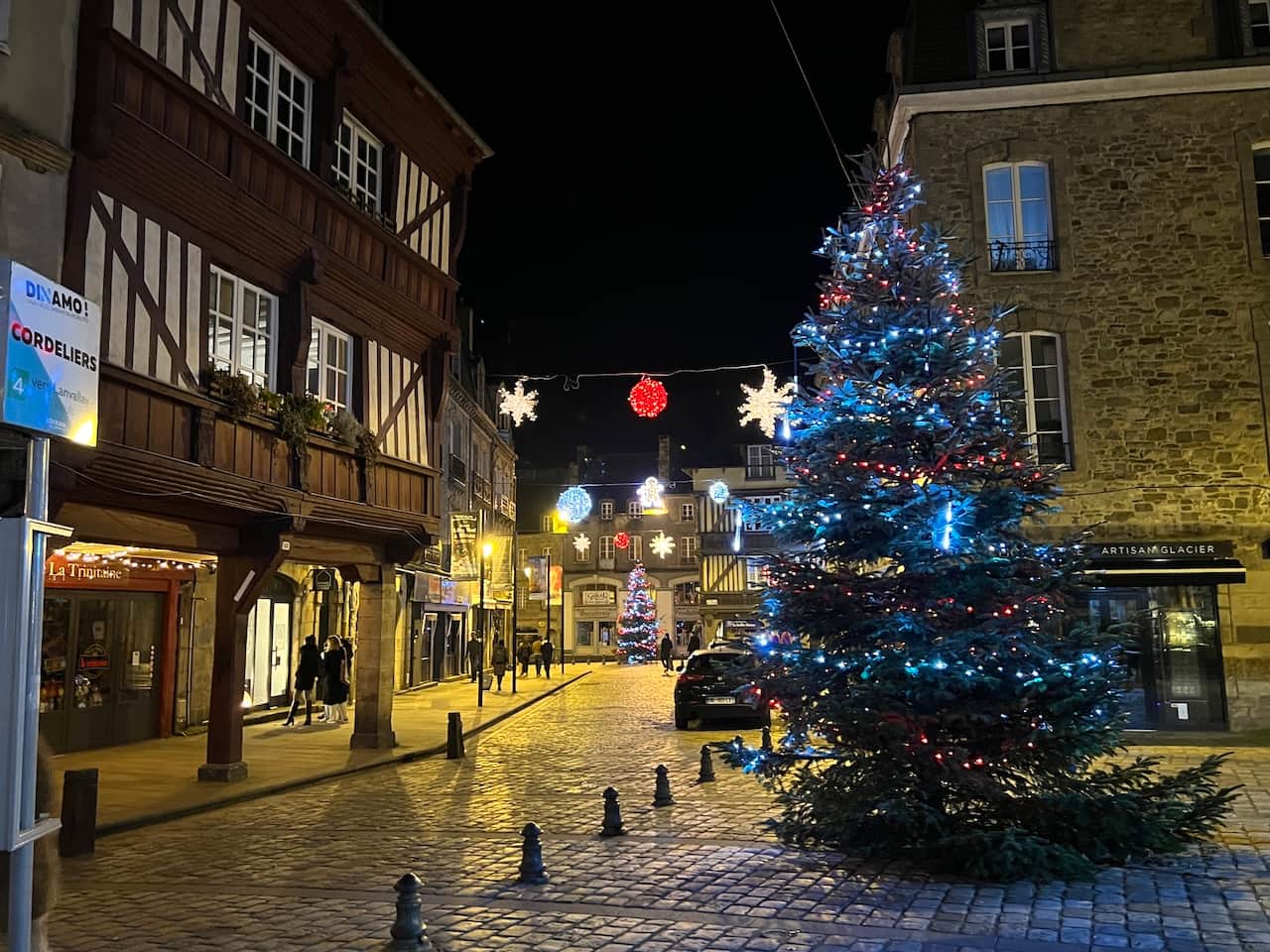PARADE DES LANTERNES LUMINEUSES IN DINAN