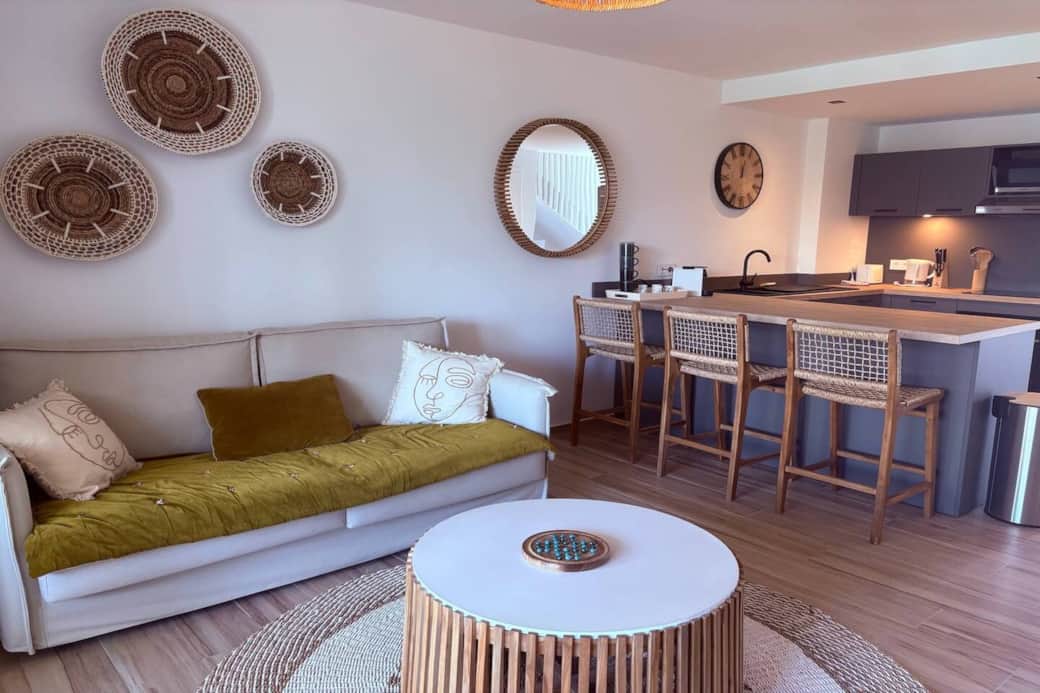 Living room and kitchen bar Allamanda 104