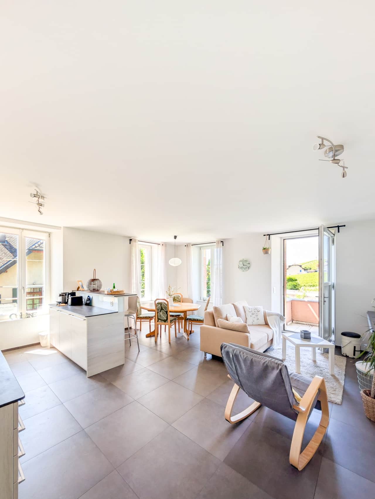 Spacious and very bright living space with a view of the outside.