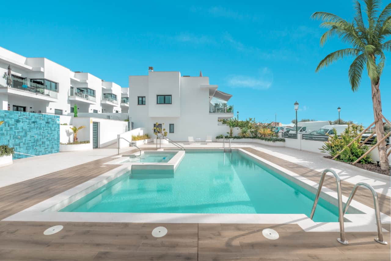La lujosa zona de la piscina