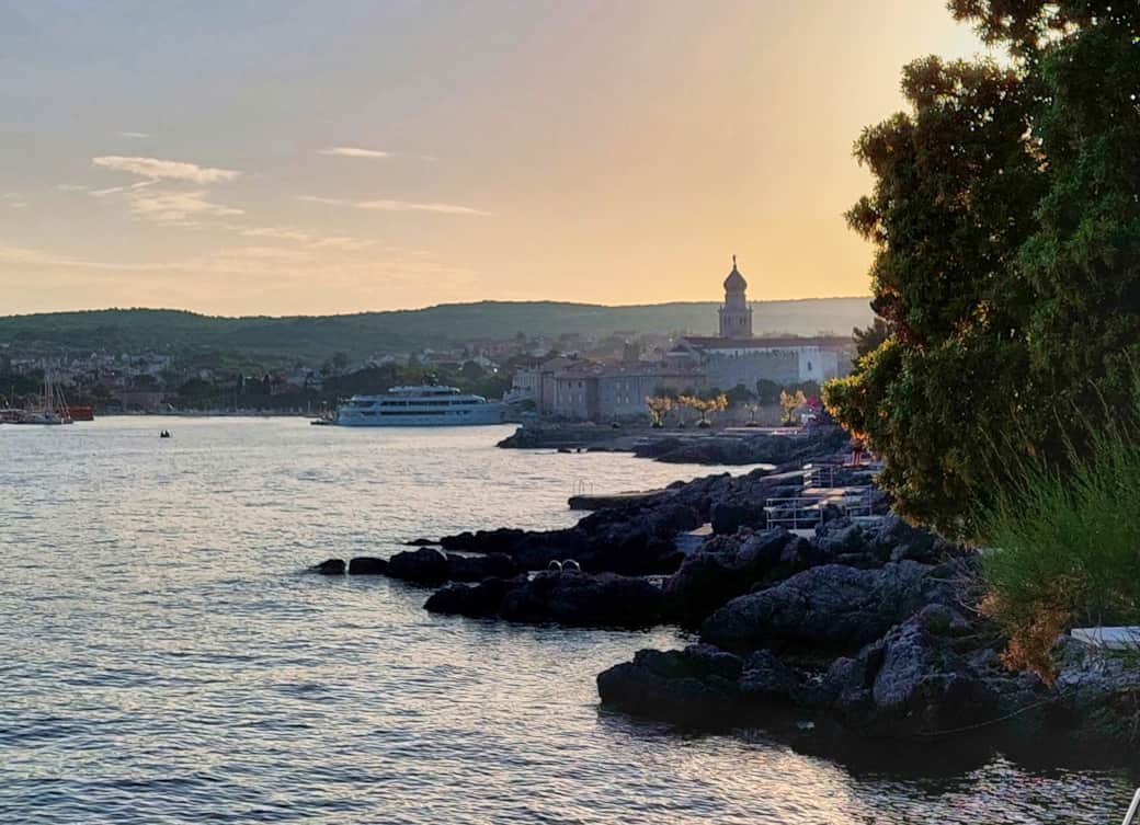 Vue du centre historique de Krk, en marchant le long de la côte à partir de l'appartement