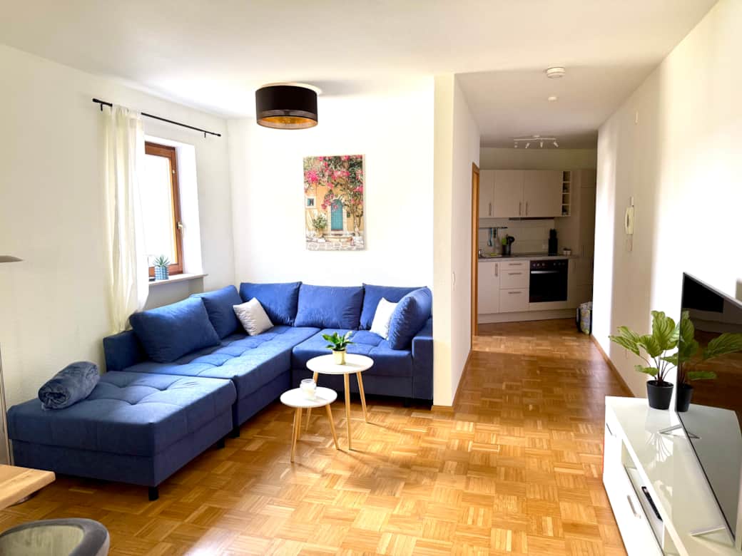 Gemütliches Wohn- und Esszimmer. Mit großem Sofa welches ausgezogen, weitere 2 Schlafplätze bietet. Gemütliches Wohn- und Esszimmer. Mit großem Sofa welches ausgezogen, weitere 2 Schlafplätze bietet.