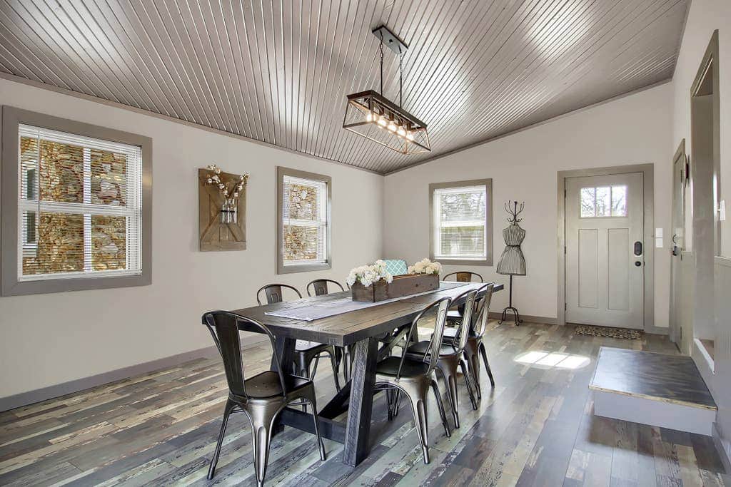 Dining room.