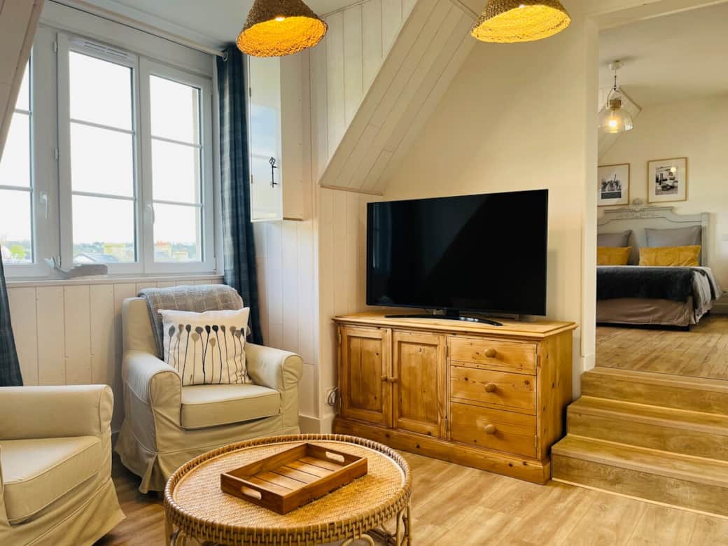 Salon avec canapé 2/3 places et 2 fauteuils. TV connectée avec Netflix Salon avec canapé 2/3 places et 2 fauteuils. TV connectée avec Netflix