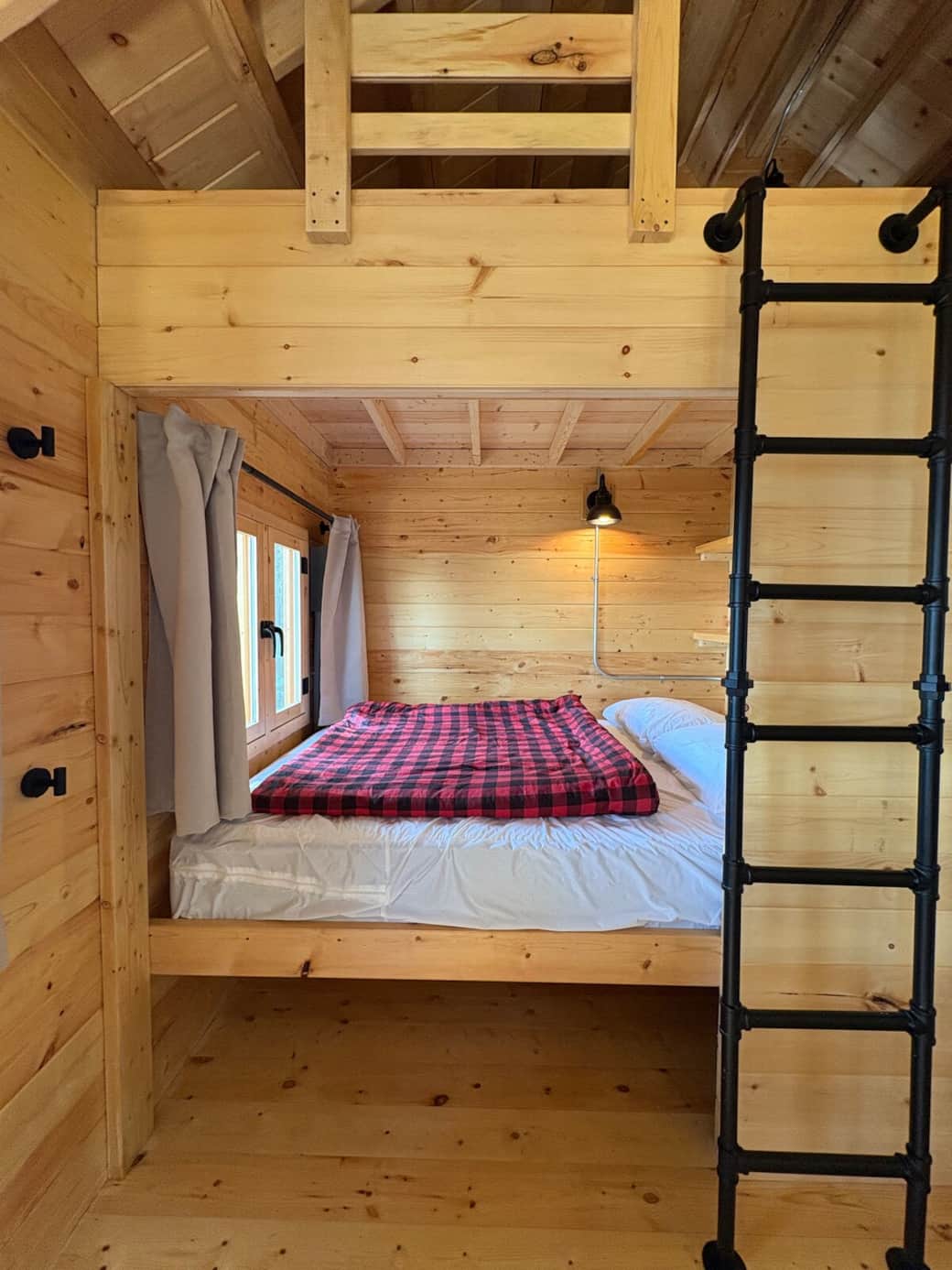 Mainfloor living space, with a view of the lake 