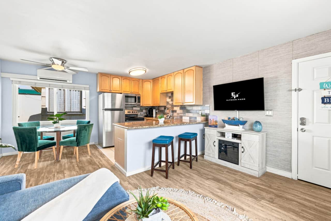 Updated Open Kitchen With Breaksfeast Table 
