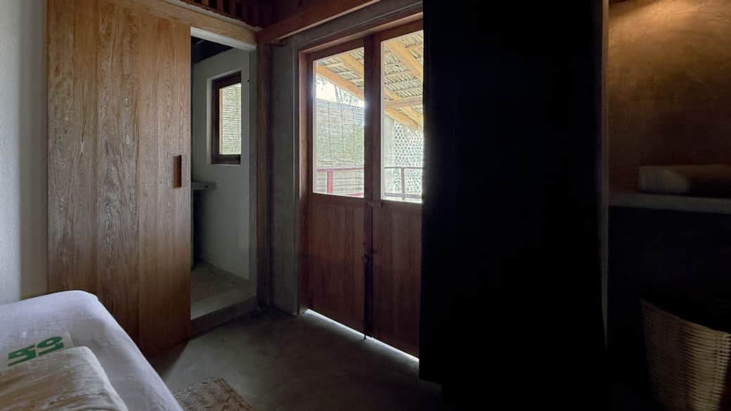 Puertas al baño y balconcito con cortinas blackout