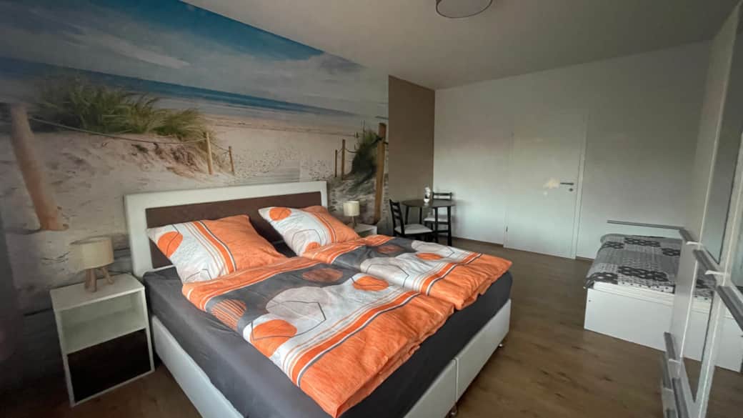 Schlafzimmer 1 (1)