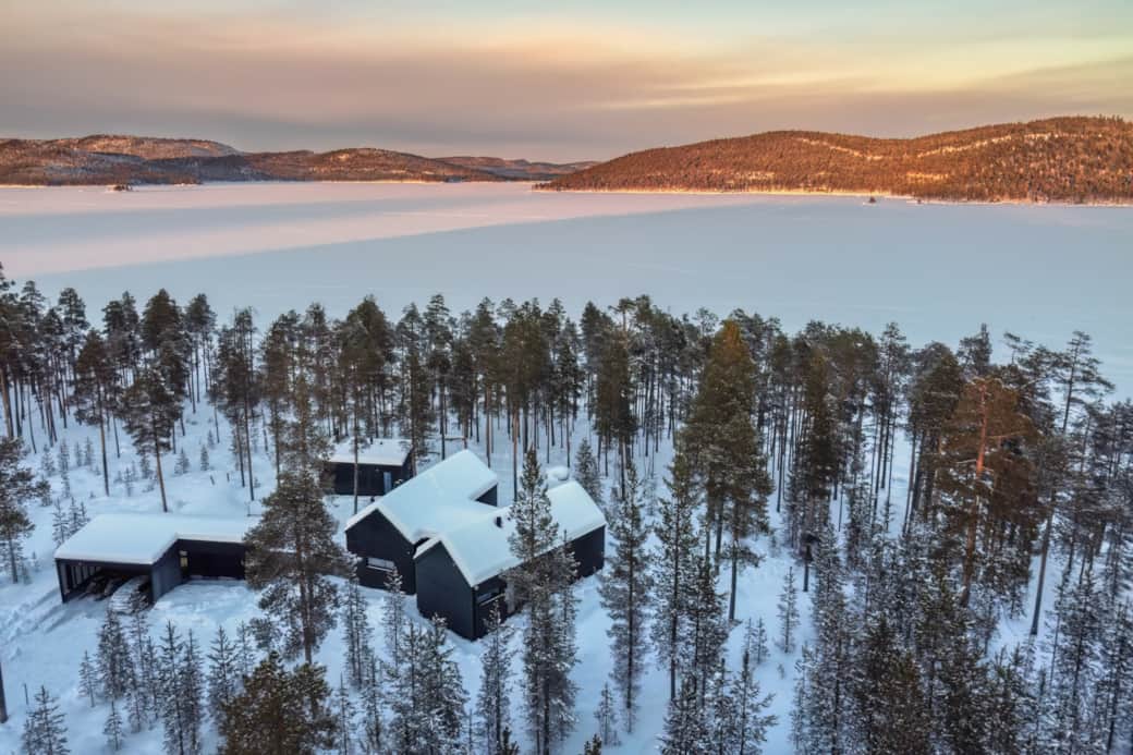 A peaceful retreat surrounded by frozen lakes and endless nature. A peaceful retreat surrounded by frozen lakes and endless nature.