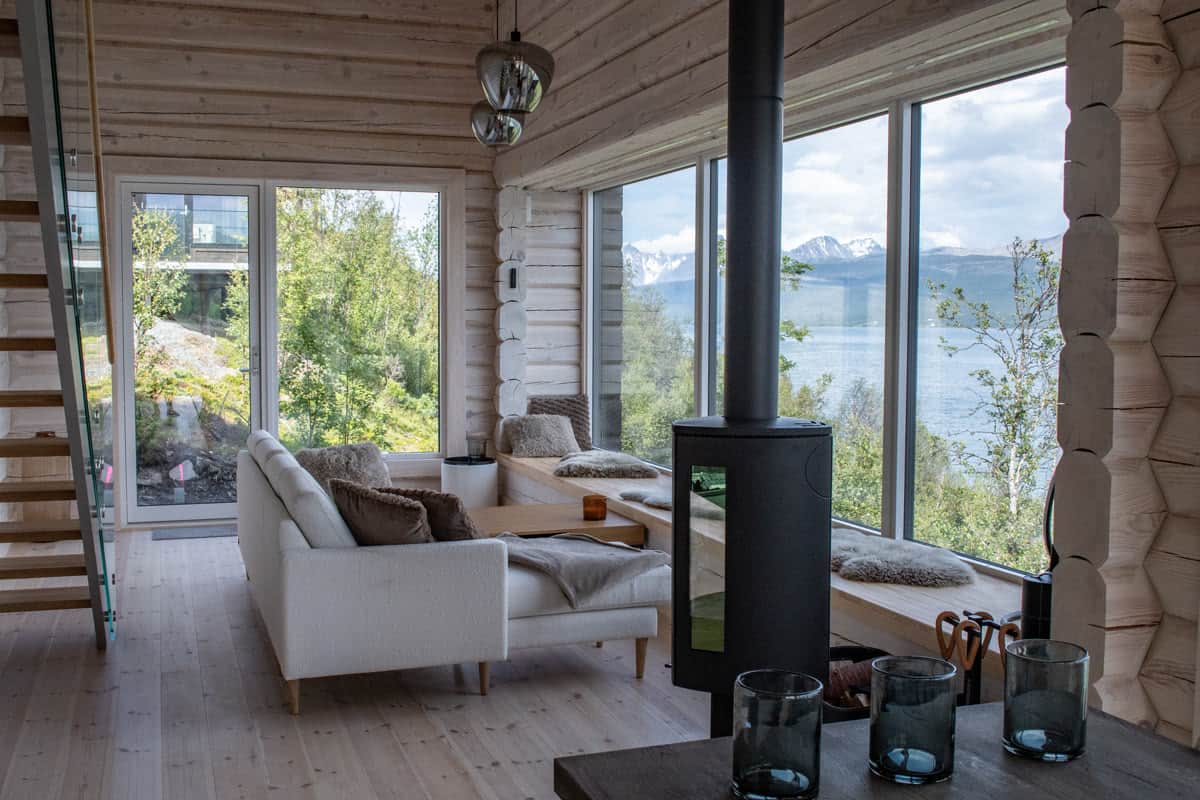 Wohnzimmer in Bjørka mit Sofa und Kaminofen