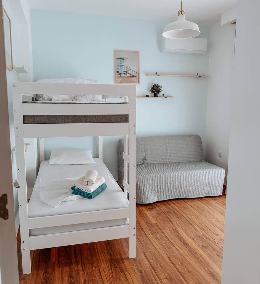 Das zweite klimatisierte Schlafzimmer mit Hochbett. Hier können mindestens 3 Personen schlafen.