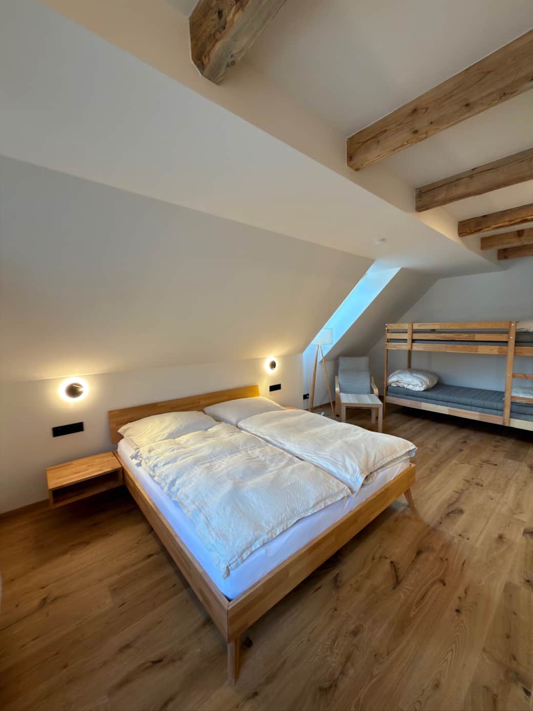 Großes Penthouse Schlafzimmer.