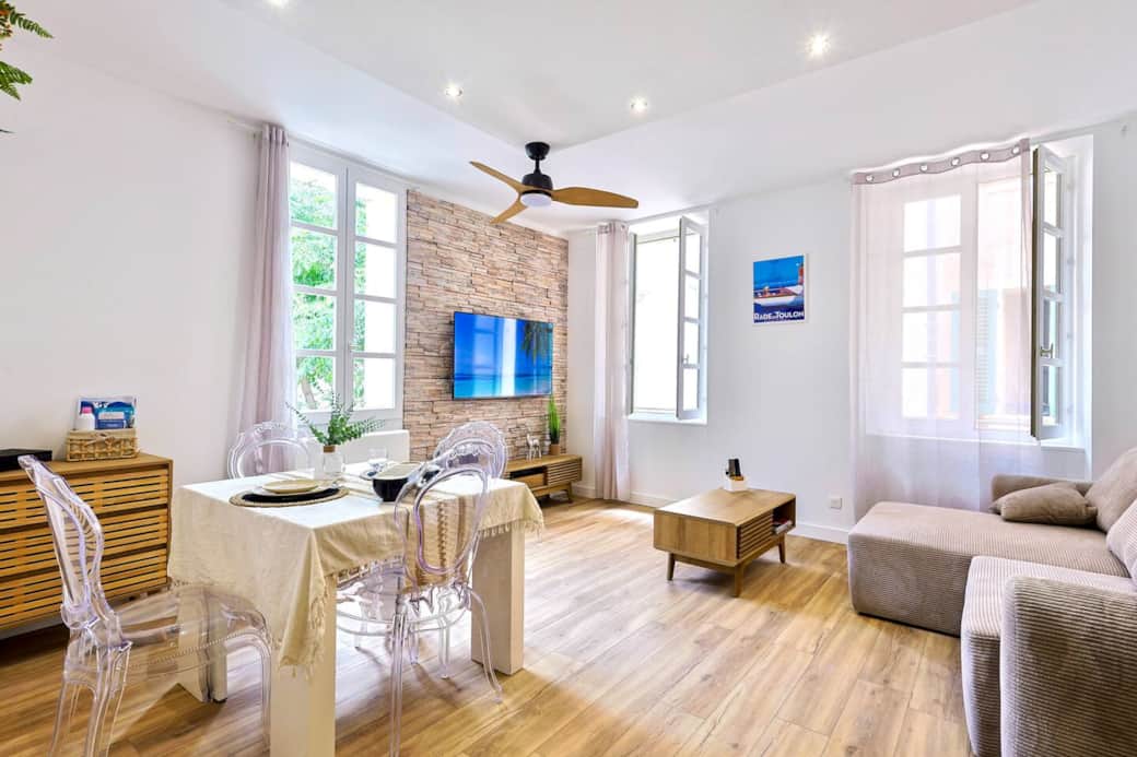 Salon traversant lumineux