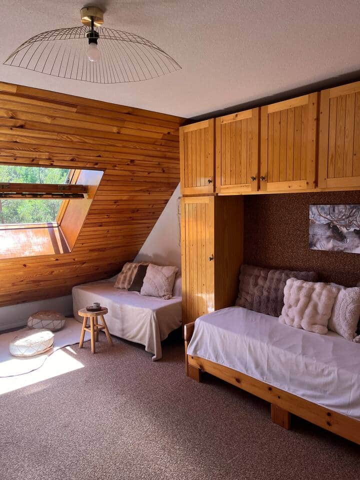 Le logement dispose de 3 couchage, la banquette de droite se transformant en lit de 140x190