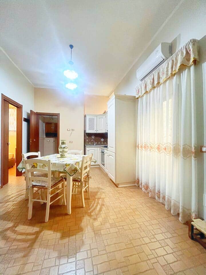 Uno spazio luminoso per colazioni lente, brindisi serali e momenti condivisi. Vivi Ortigia da dentro