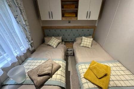 second bedroom with twin 3ft beds