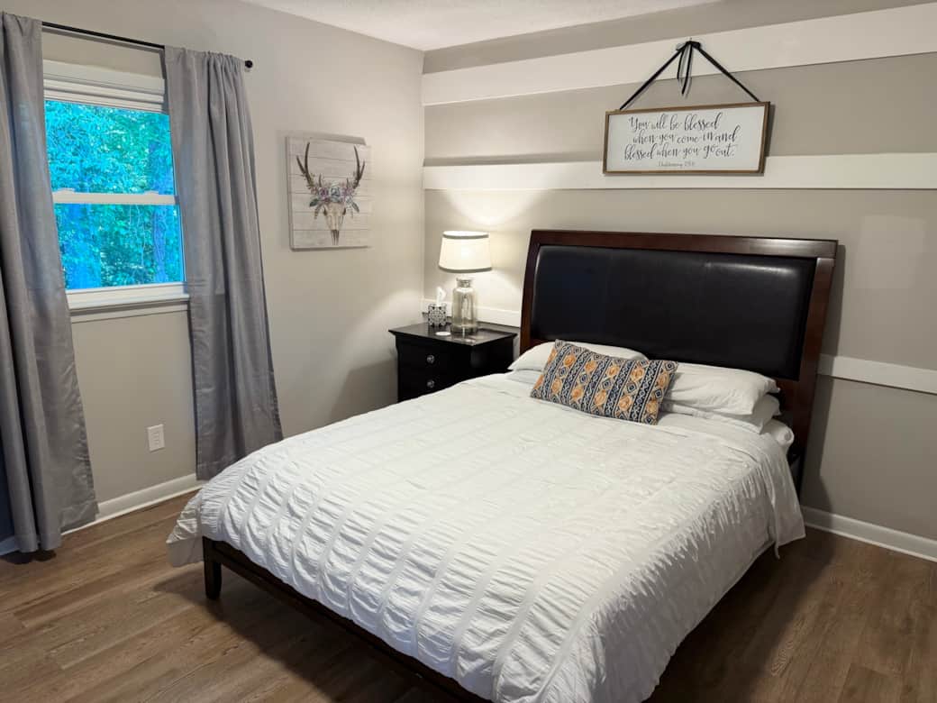bedroom with queen size bed