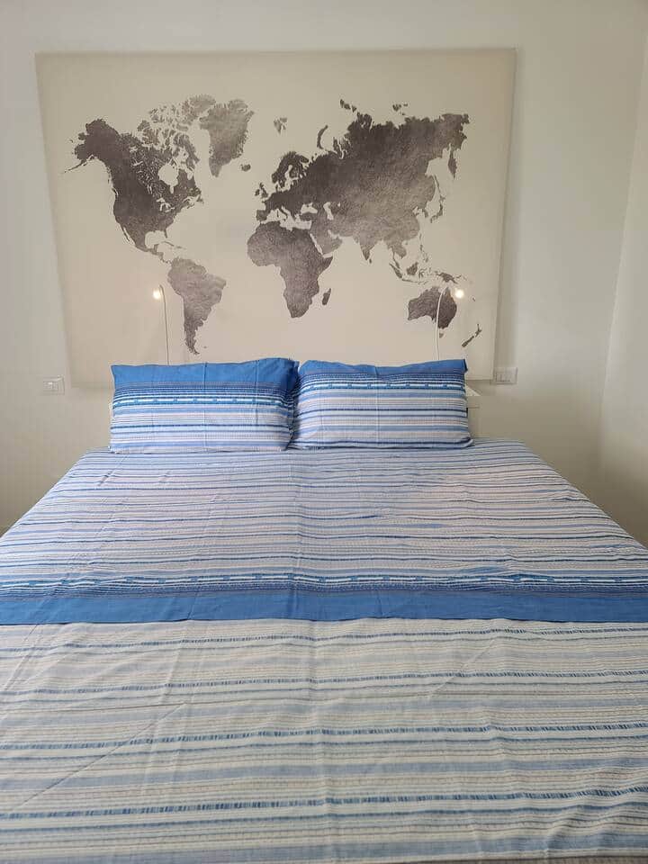 Camera principale con letto matrimoniale e stile moderno, ispirata ai viaggi Camera principale con letto matrimoniale e stile moderno, ispirata ai viaggi