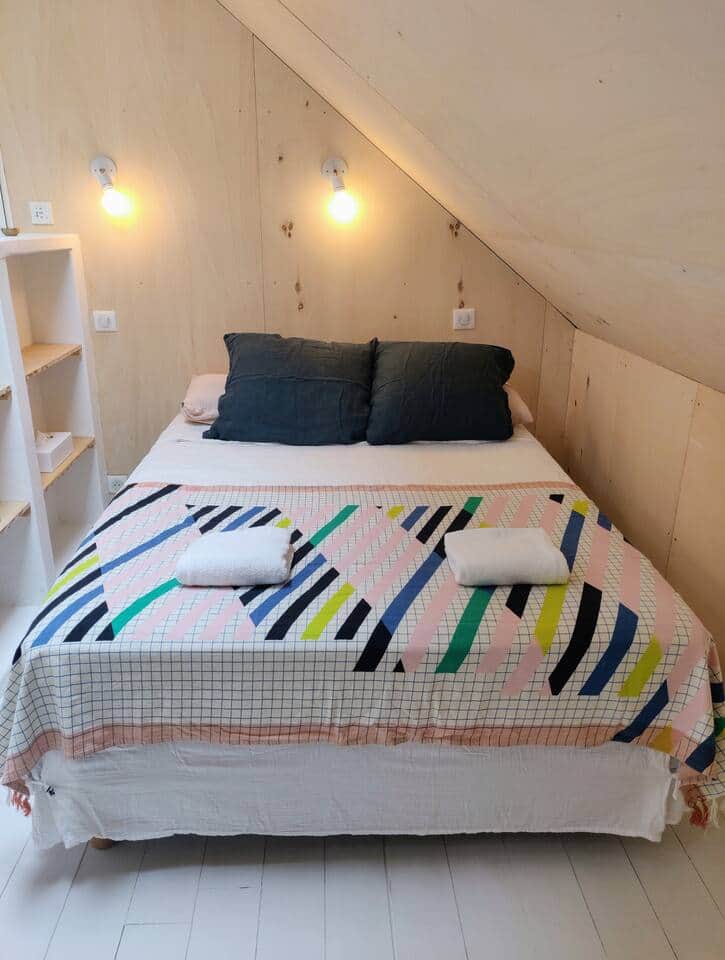 Le coin nuit sous combles, avec son lit 2 places (140x190) et ses rangements sur le côté.