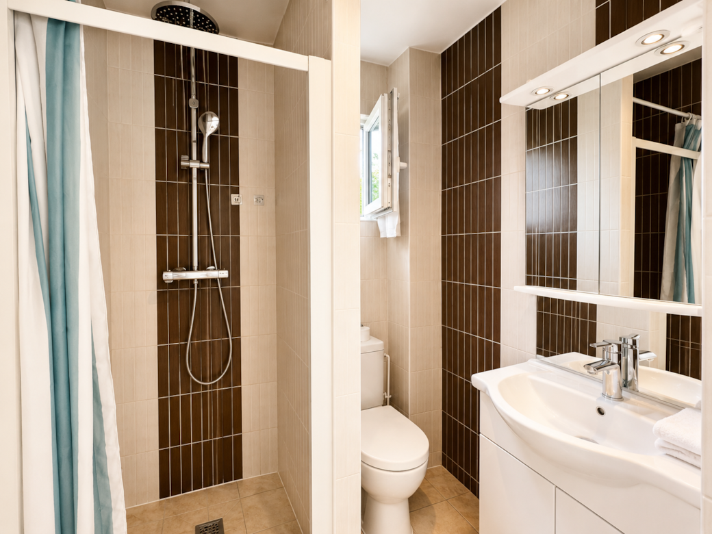 Salle d’eau moderne du Victor Hugo avec douche et vasque