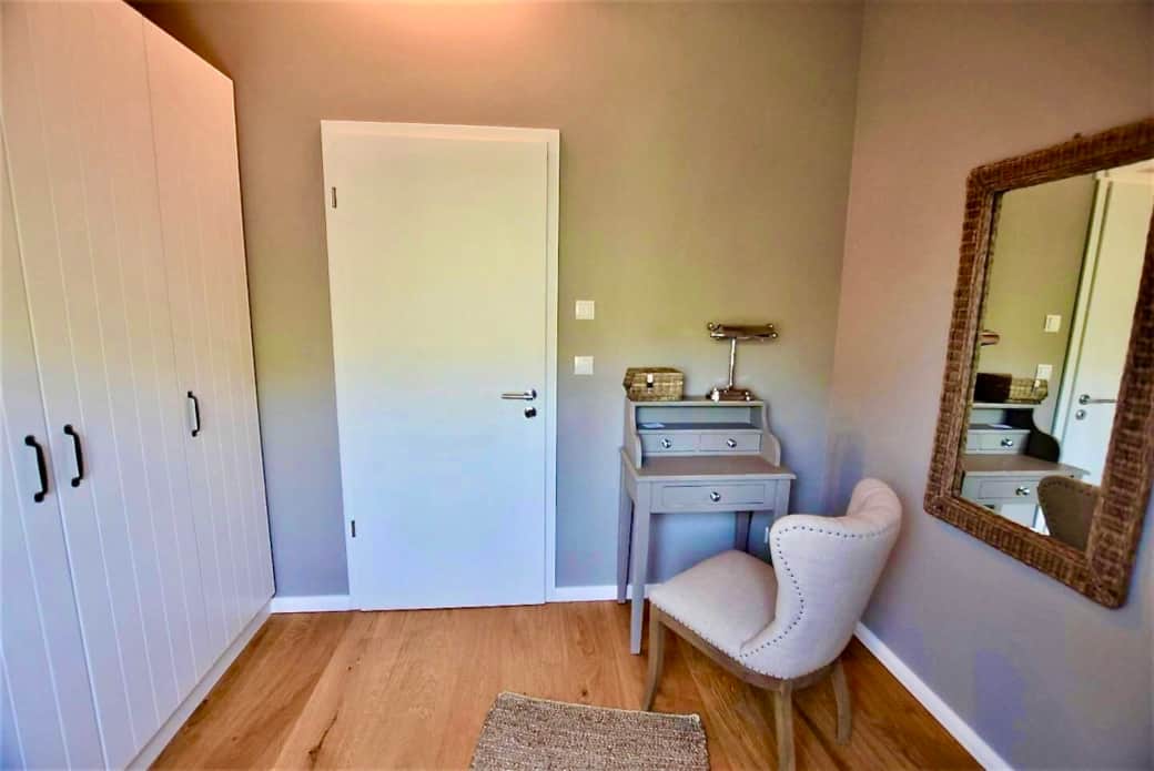 Arbeitszimmer mit grossen Schraenken Seesucht Hohwacht