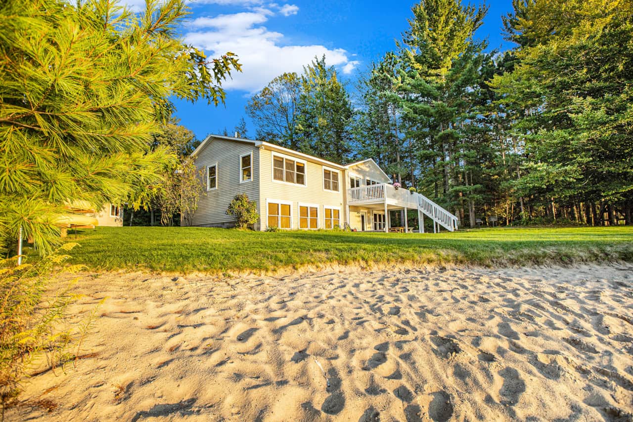 Lakefront lodge for the whole crew: private sandy beach, sauna, kayaks and room for 14