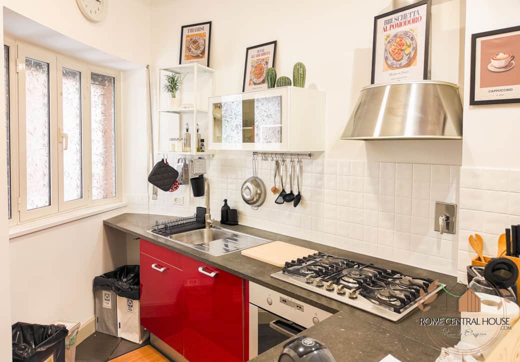 Cucina equipaggiata, bollitore, padelle, posate, coltelli, tostapane, macchina del caffe