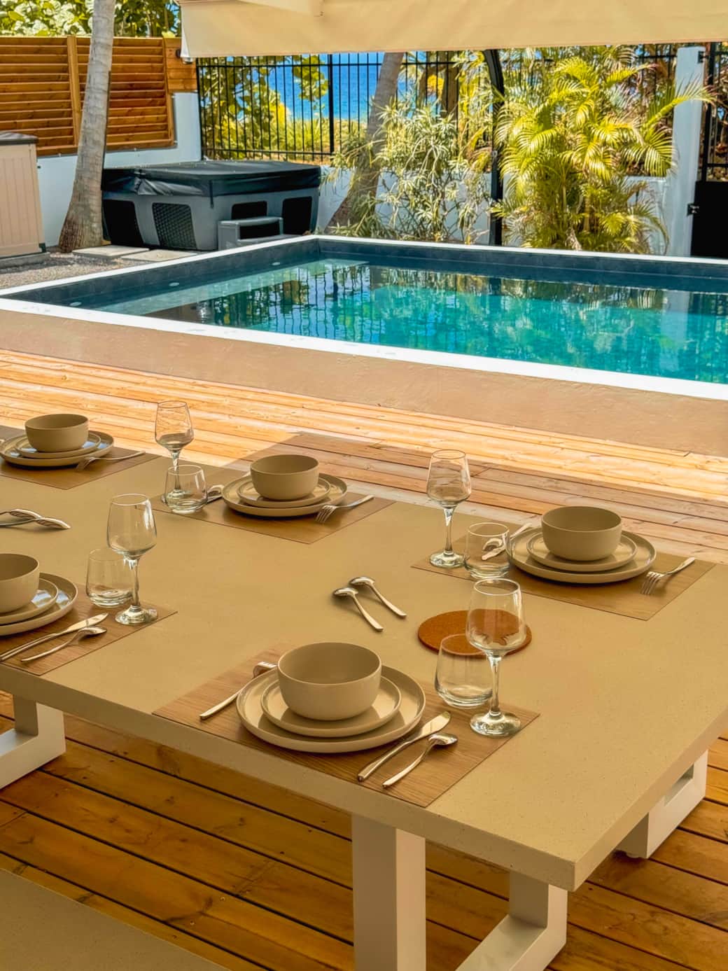 Table à manger vue piscine