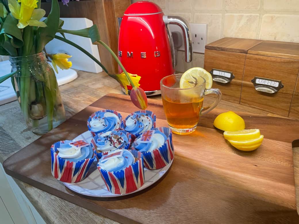 Kitchen and English cupcakes with Smeg Kettle