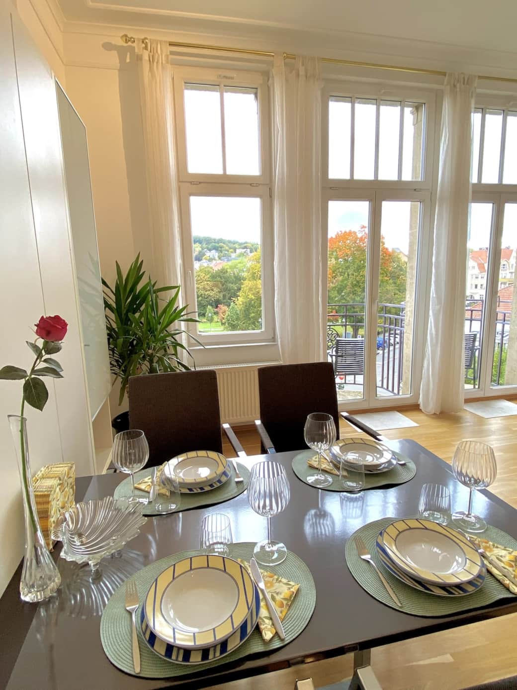 Der Essbereich bietet Ihnen Platz für bis zu vier Personen und kann sowohl zum Essen als auch zum Arbeiten genutzt werden.