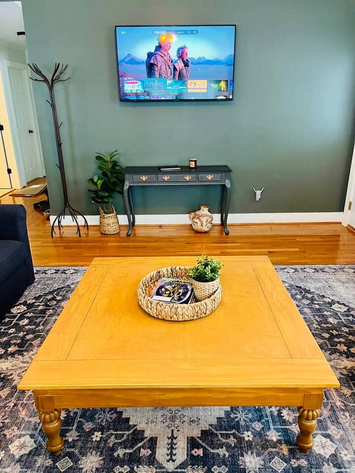 65" QLED TV with Netflix, HBO, Prime, Hulu, Apple TV, and other services. 65" QLED TV with Netflix, HBO, Prime, Hulu, Apple TV, and other services.
