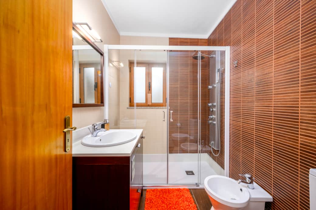 Casa de banho completa com base de duche.