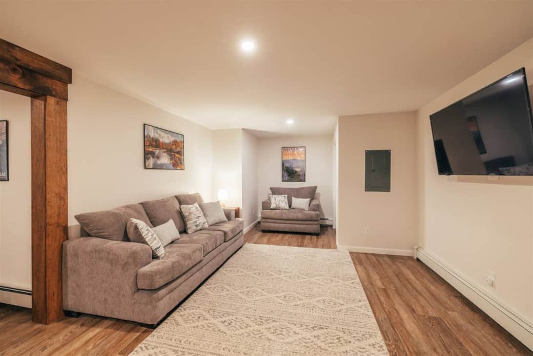Living Room w/large TV