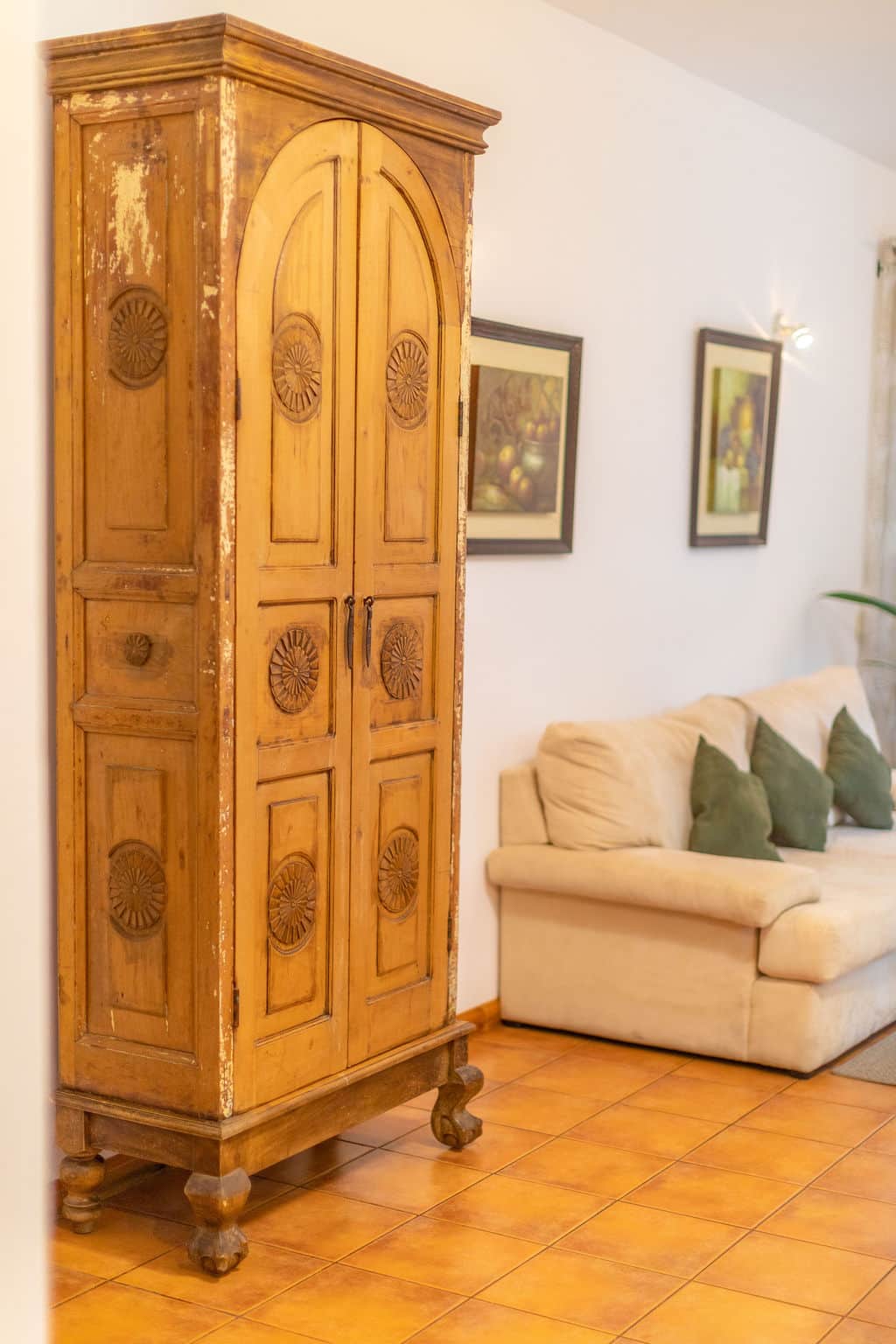 Wohnzimmerschrank