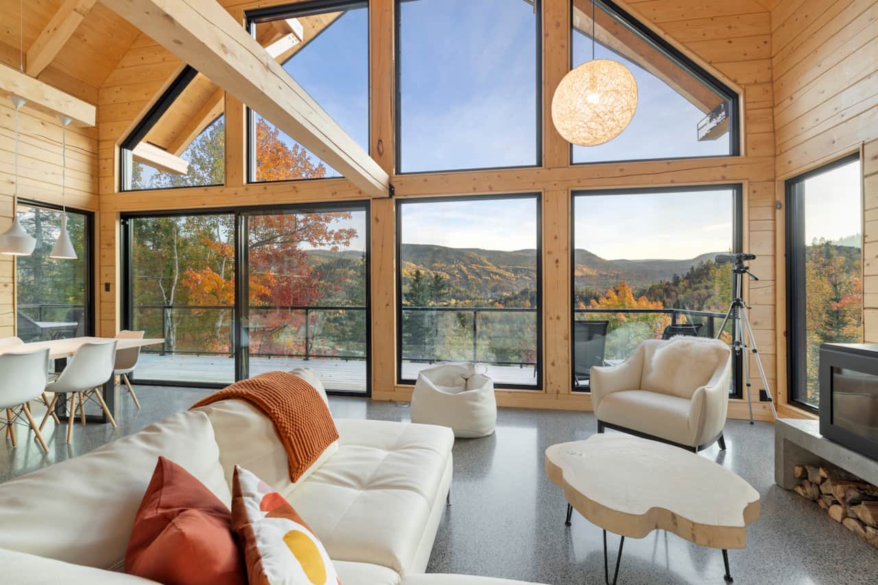Salon et salle à manger à aire ouverte avec vue sur le Mont Edouard, grande porte-patio