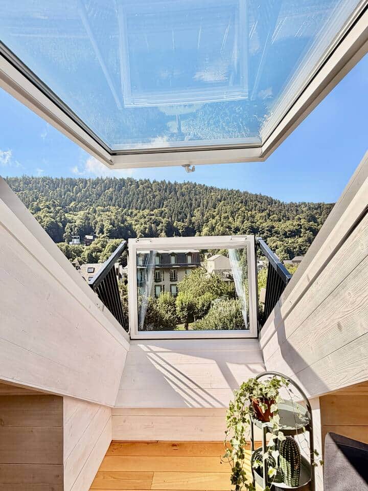 Balcon de toit Velux Cabrio offrant un espace extérieur unique dans l'appartement Le Nid.