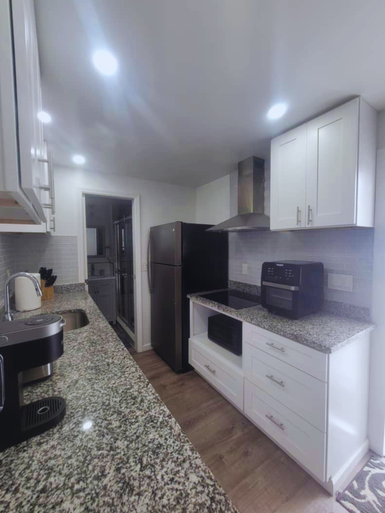 Equipped kitchen with range hood, stove and refrigerator. Lakeland, FL