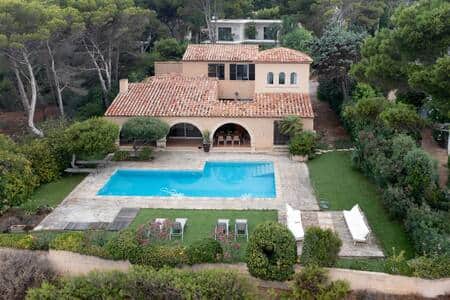 Overview, villa, garden, swimming pool