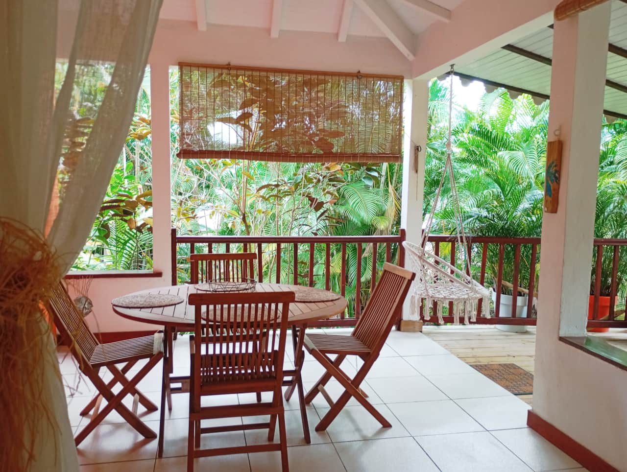 Le coin repas sur la terrasse