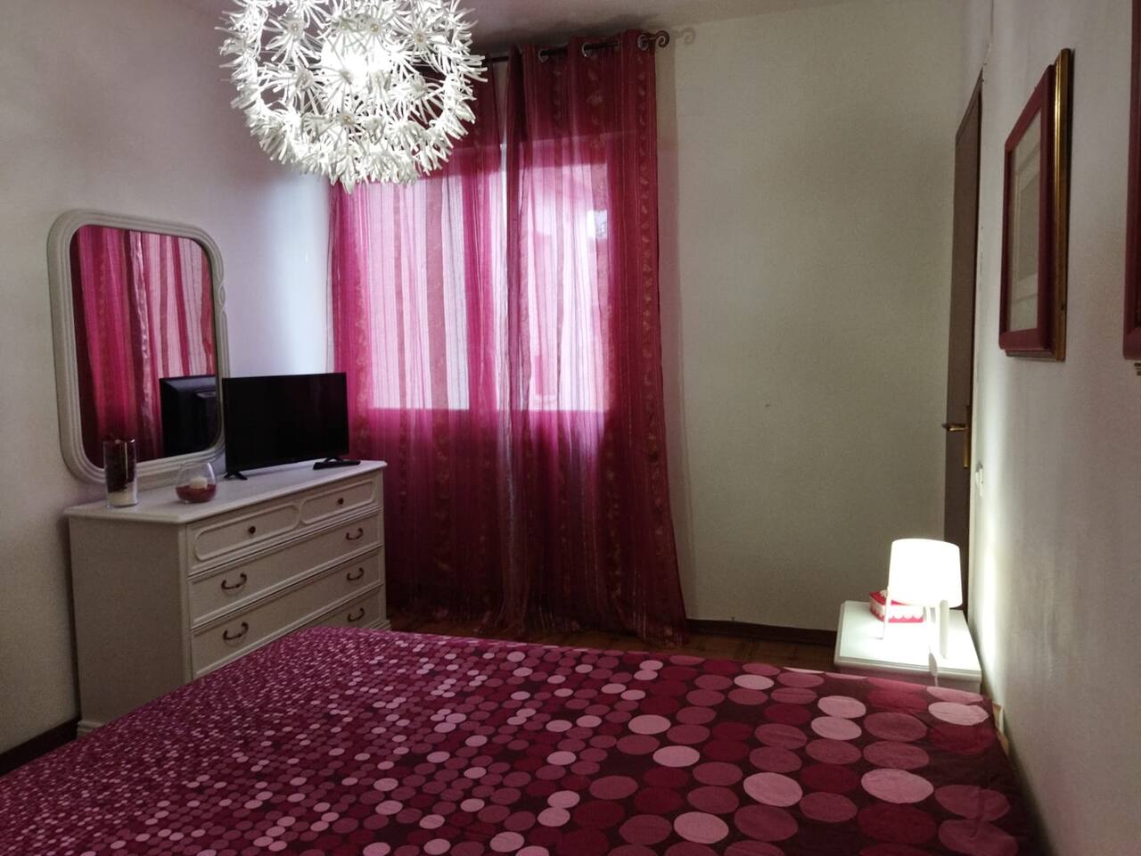 Ampia camera da letto matrimoniale con TV LED